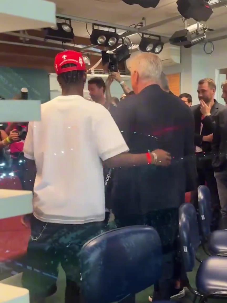 又見面了維尼修斯回到巴西與正在考察球員的安切洛蒂談笑風生